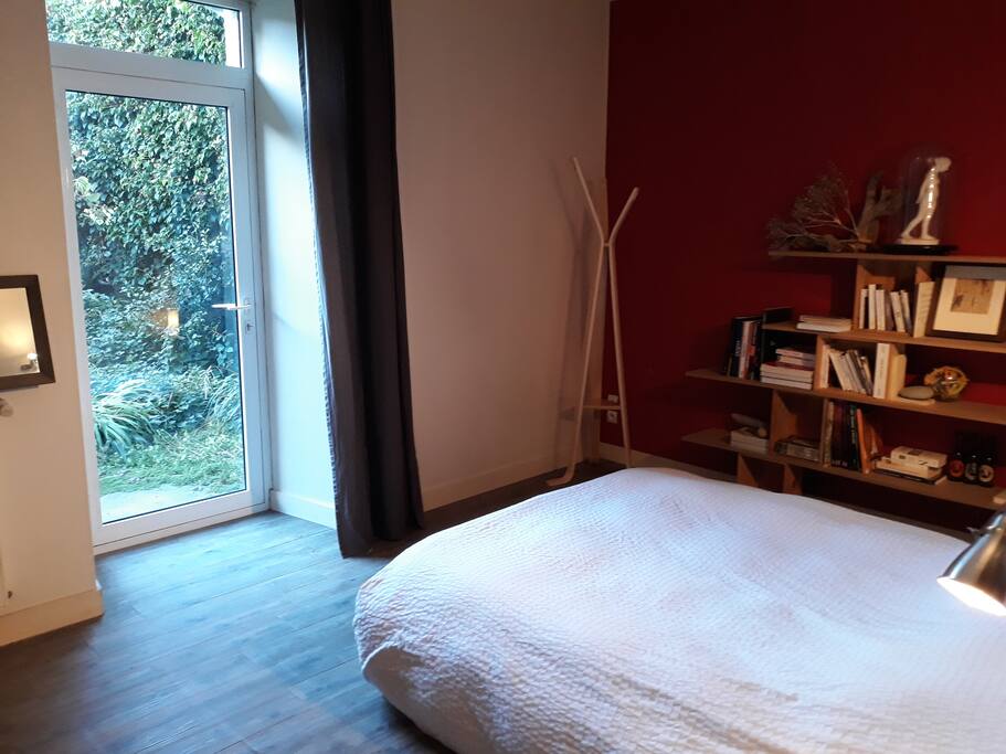 La chambre avec accès direct au jardin.