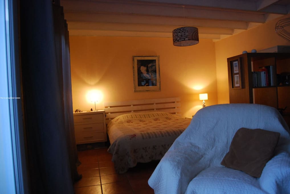 La chambre vue du salon.