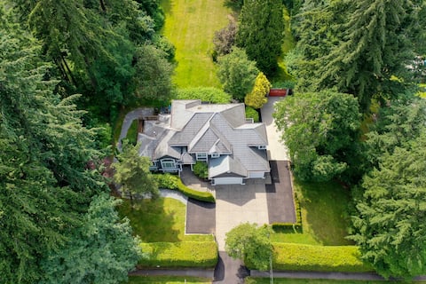 Cheerful 8 bedroom home C/W hot tub, 1.6 Acre lot