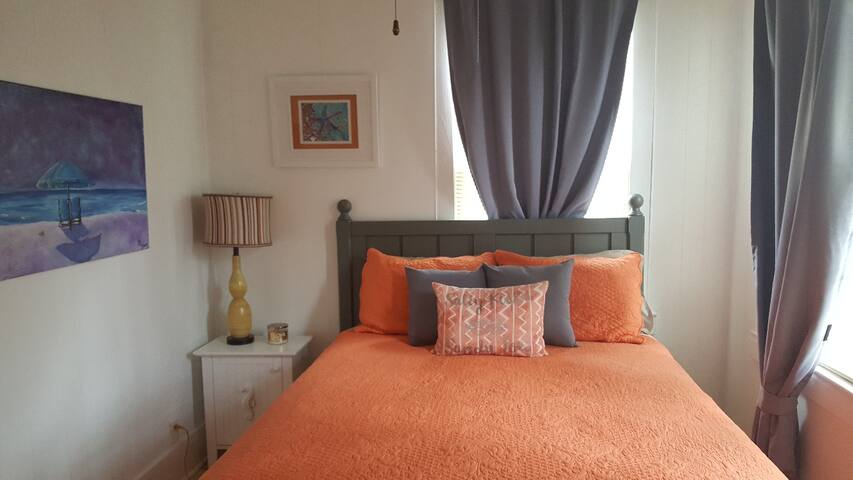 Beachnuts 3 Blocks to Beach Restaurants & Shops