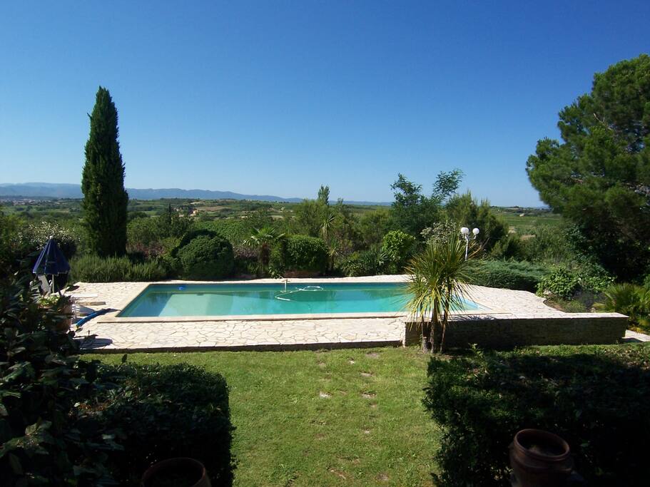 Superbe vue sur la piscine et la montagne