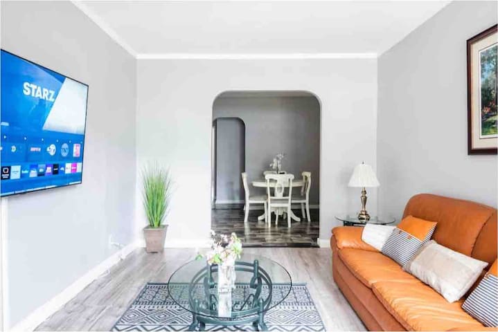 Beautiful home. Quiet, comfortable, Parking