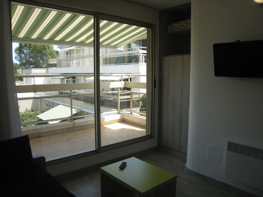 chambre en haut avec TV vue jardin et store banne duplex