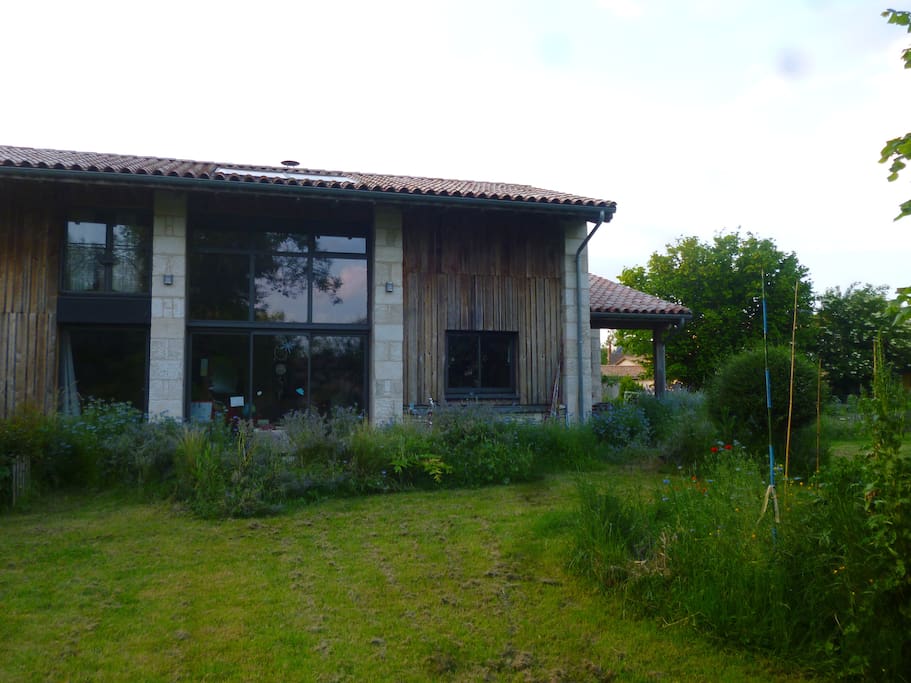 facade sud (le soleil ne passe pas en été dans la baie vitrée: maison bioclimatique)