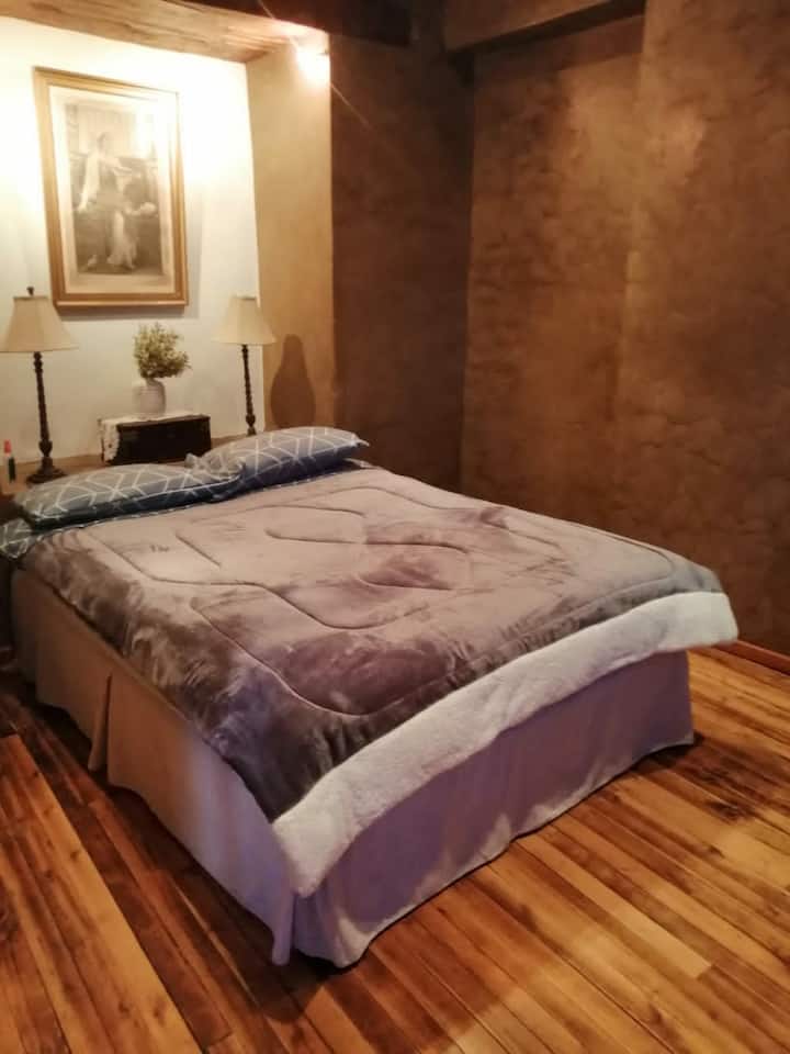 Dhomë gjumi me banjë brenda në katin përdhes