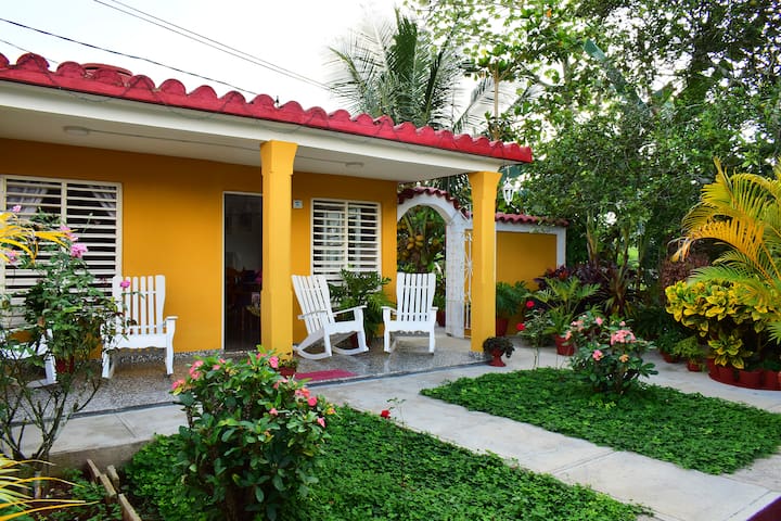 CASA Ojos Bellos: Marisex yJuana