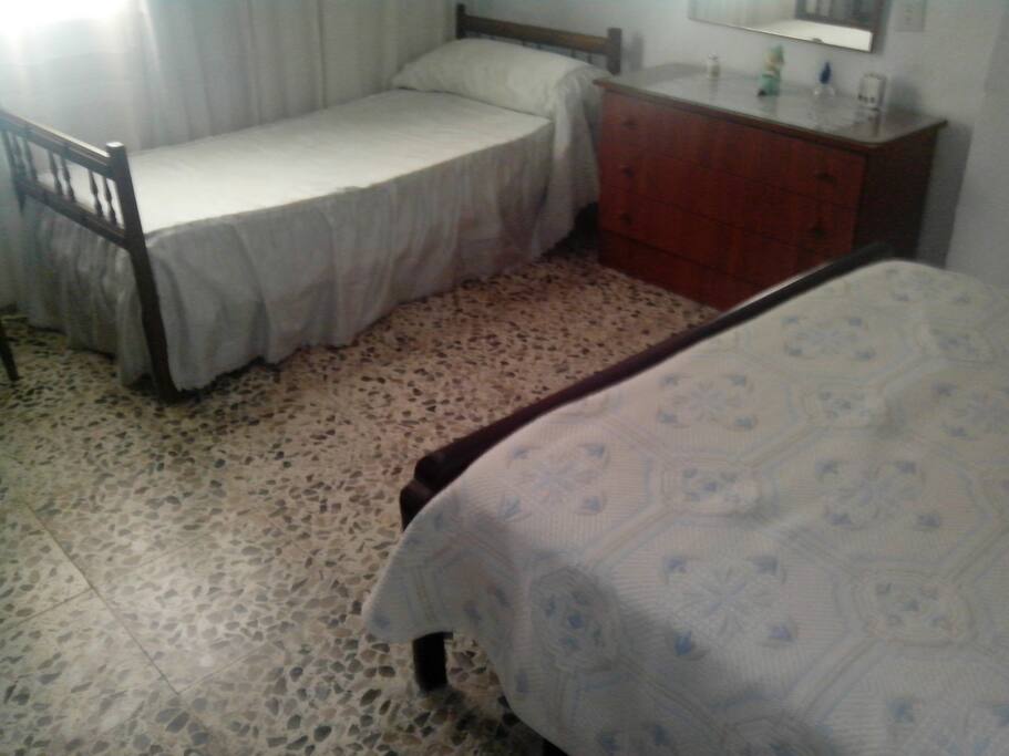 dormitorio principal con cama de matrimonio