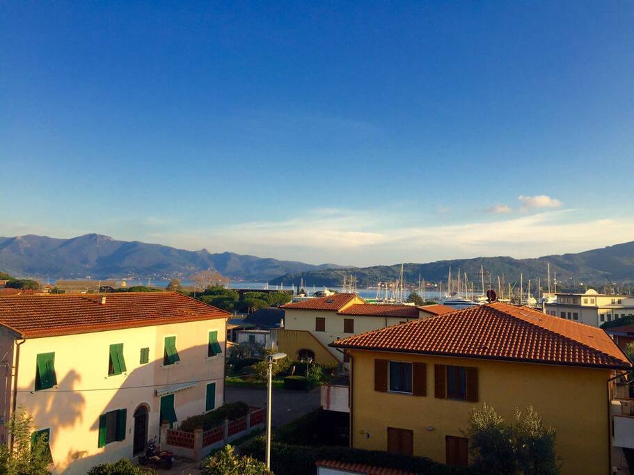 vista mare finestra camera da letto