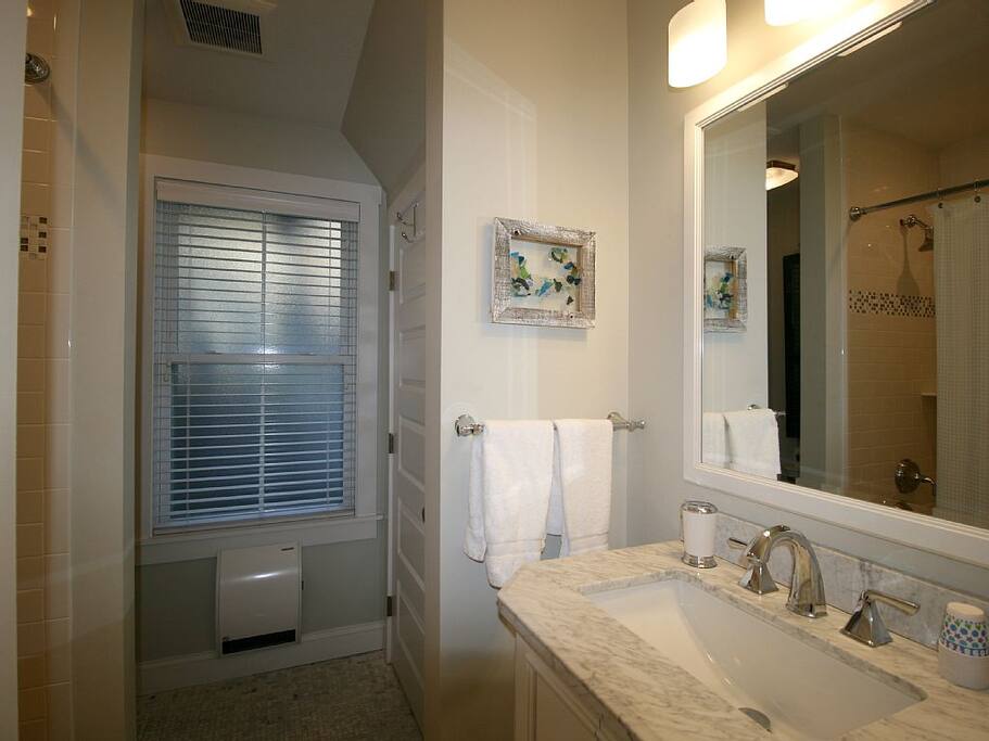 2nd Bath w/ Full tub/shower/laundry