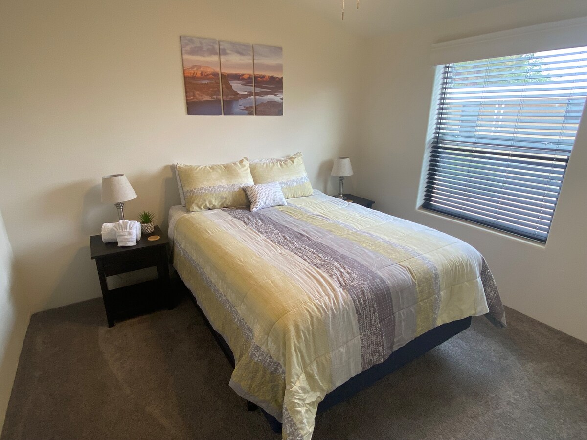 2号卧室是鲍威尔湖客房，配备一张标准双人床。