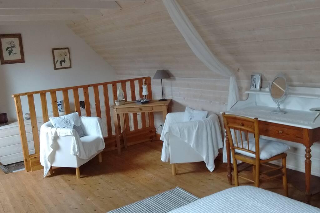 Espace salon, lecture dans la chambre.