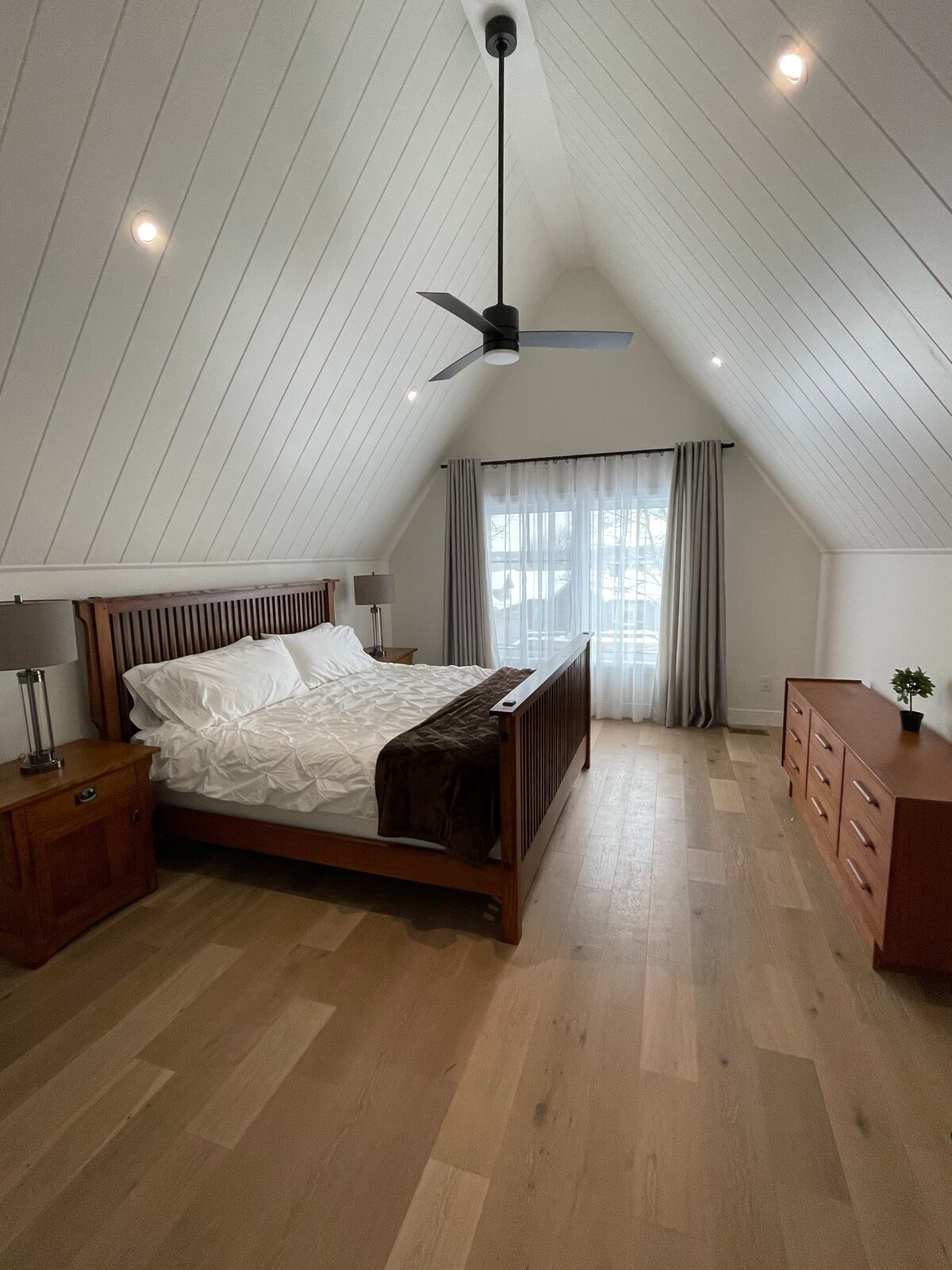 غرفة النوم الرئيسية - سرير بمقاس كبير بإطلالات على البحيرة