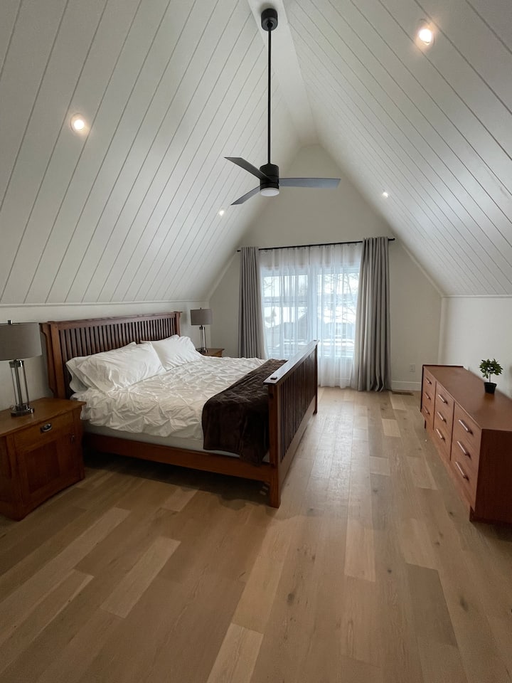 Dormitorio principal: cama tamaño king con vistas al lago.