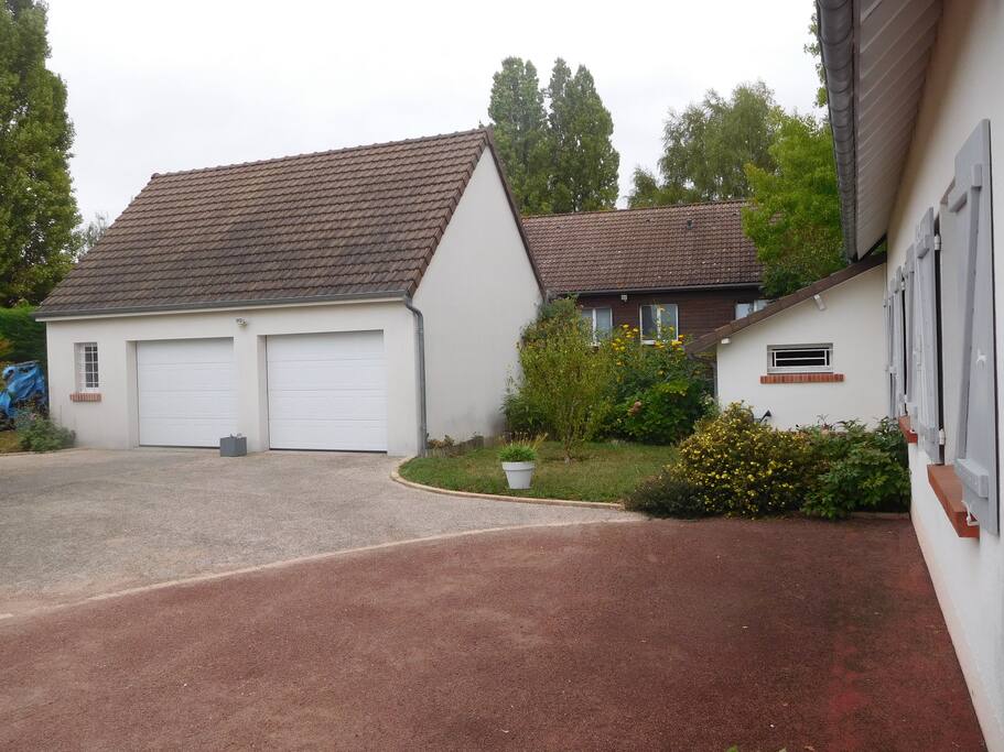 DOUBLE GARAGES POUVANT ACCUEILLIR VOITURES ET VELOS
