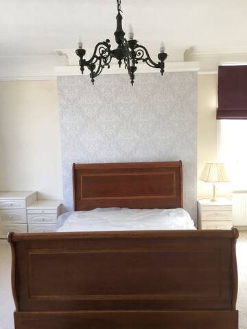 Stylish 2-bedroom flat with  HUGE master suite