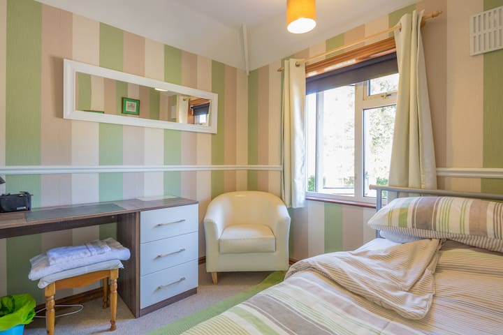 Cambridge homely single room with breakfast