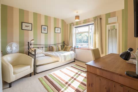 A nice light quiet  room with breakfast Cambridge.