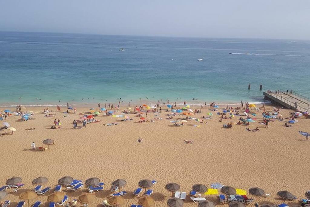 plage inatel que la résidence surplombe