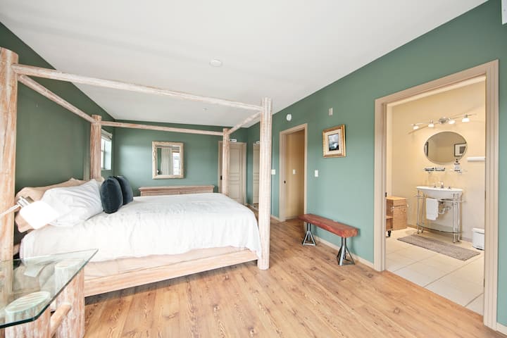 Master bedroom. King bed with ensuite bathroom