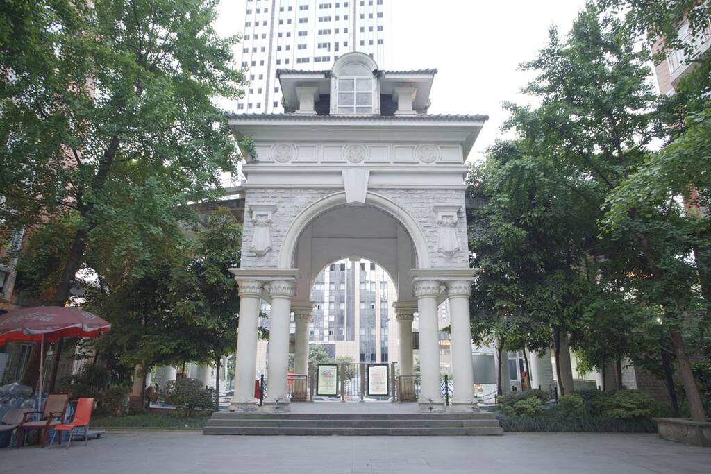 住宅配有高端门禁系统和24小时安保巡逻服务,安全有保障,让您入住出行都可放心