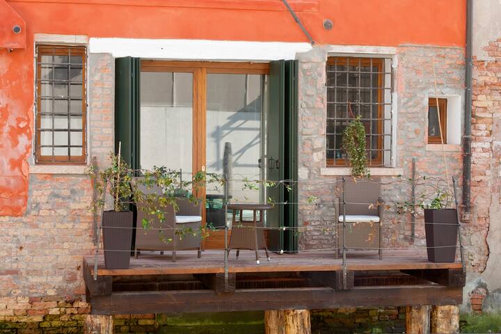 LUXURY FLAT : BALCONY ON THE WATER