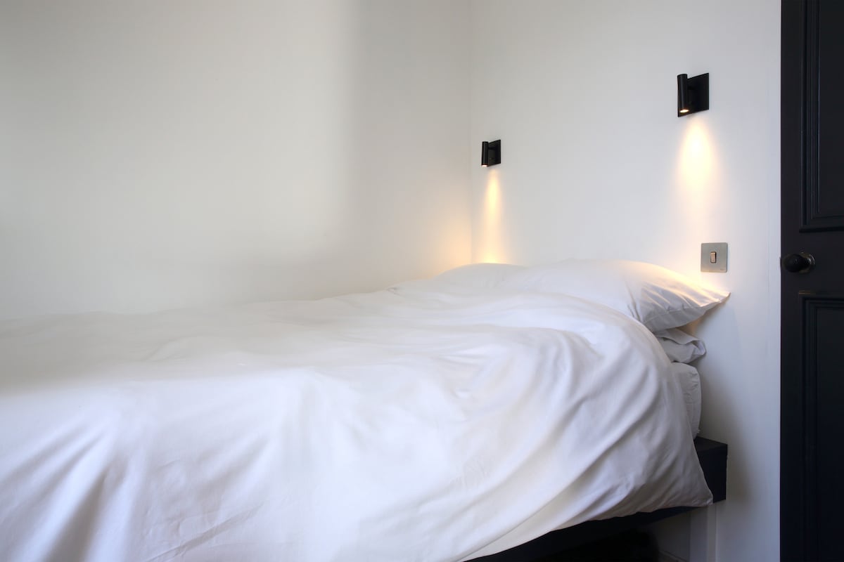 Dormitorio tranquilo con cama cómoda