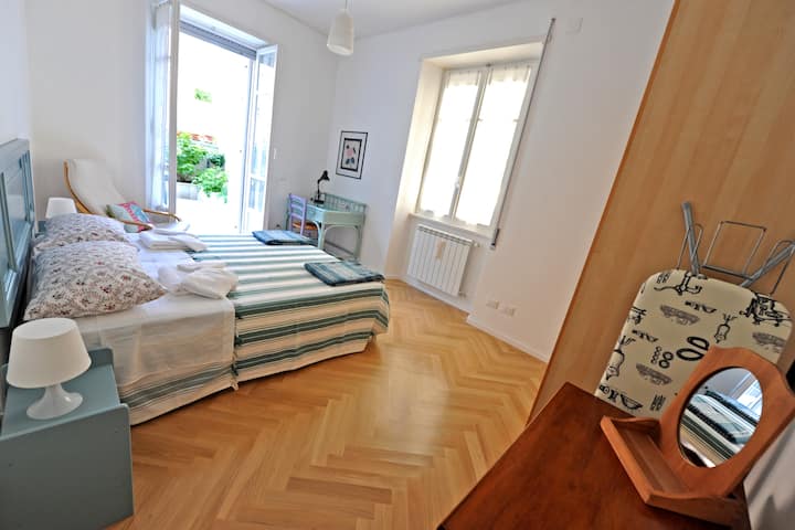 带窗户的双人卧室和露台花园门