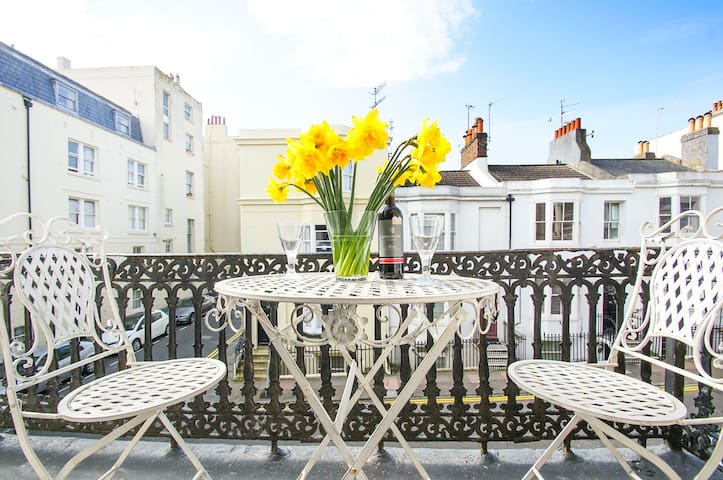 Bright city centre balcony flat 200m from beach