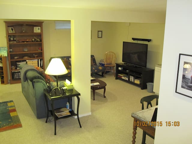 1 level of Condo - near everything