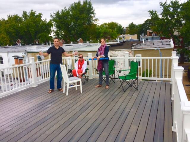 Capitol Hill 2b/1ba. Great Roofdeck