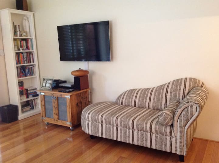 Beautiful Balmain Apartment With Pool & Gym Access - 