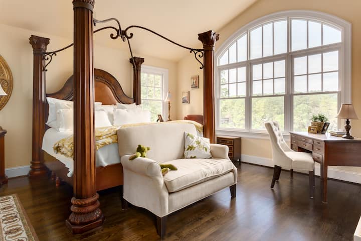 Master suite francese con letto king size con splendida vista sul lago. Biancheria di lusso. Zona salotto e caminetto. 