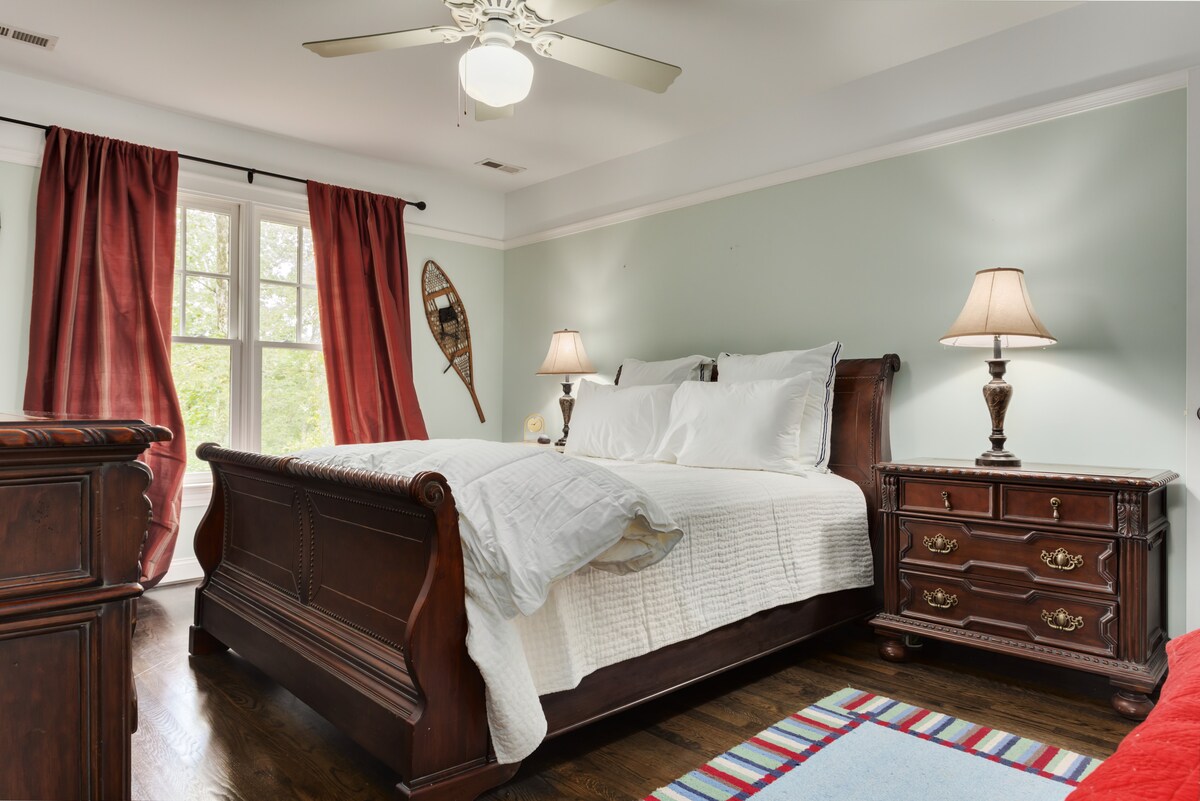 Menšia manželská posteľ vo švajčiarskej izbe s luxusnou bielizňou. Výhľad na jazero.