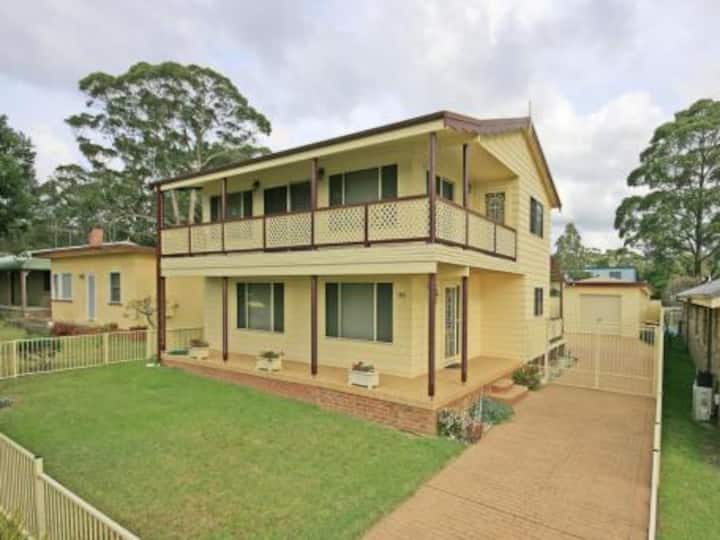 Bernie's Beach House Houses for Rent in Lake Tabourie, New South