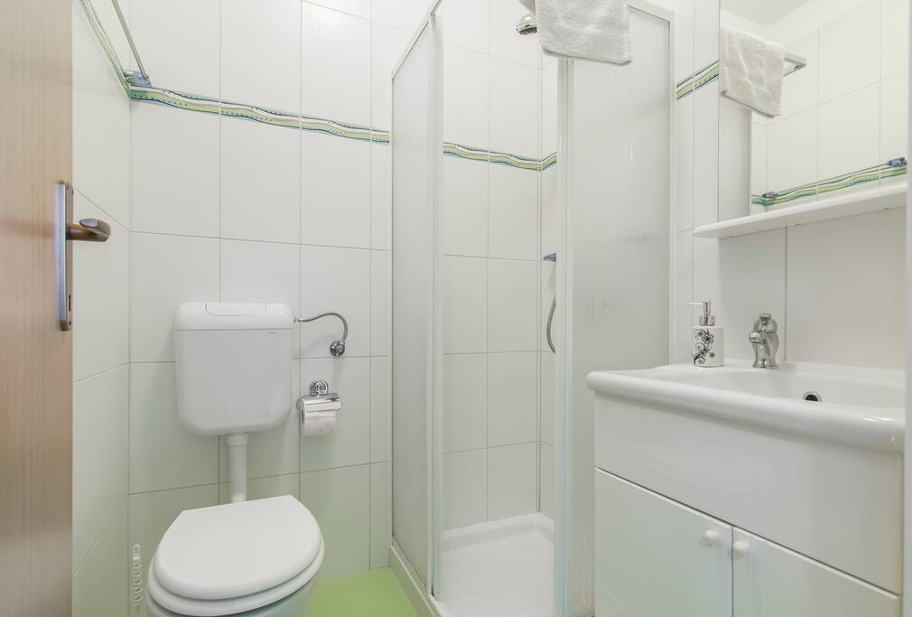 Room 6 bathroom