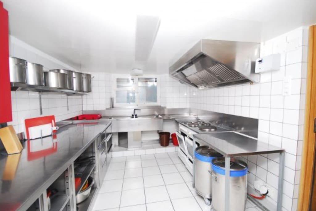 Moderne Küche mit 2 Öfen und einer Spülmaschine