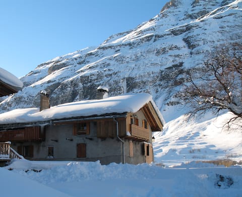 Top performing Airbnb: Grange des Bouraches, (upper) 6 to 8 people (65 m2) in Bessans