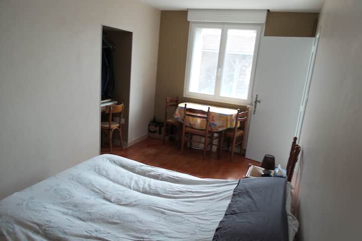 habitación 5 en la planta baja de 12 m². una cama BZ de 140X190.