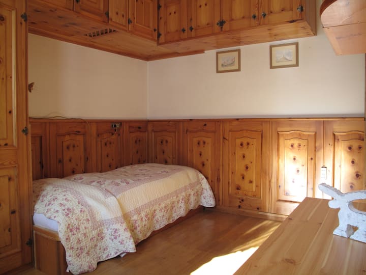 Jednolôžková/dvojposteľová  spálňa 
Jednolôžková izba vybavená 2 lôž