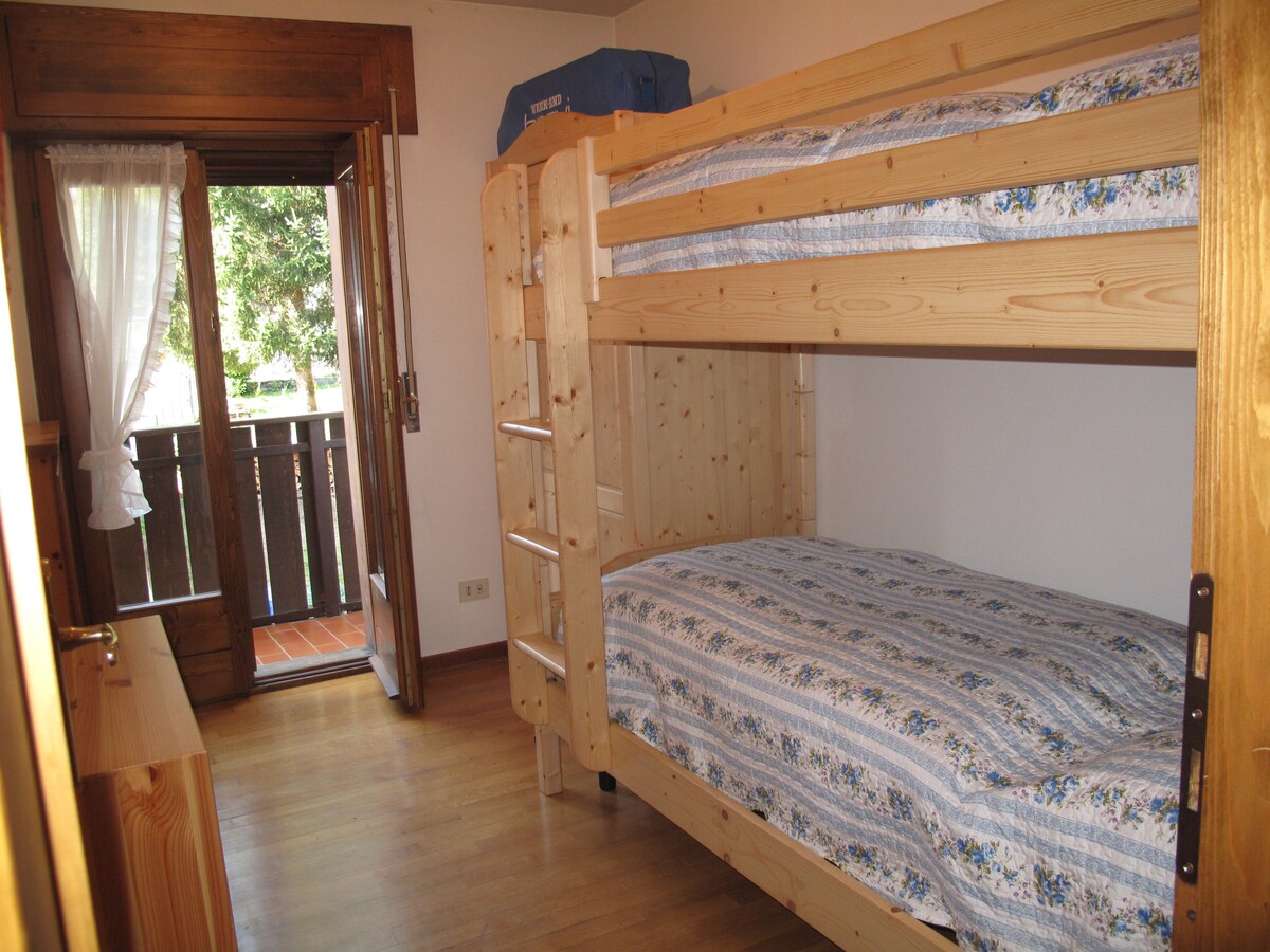 חדר שינה זוגי עם מיטות קומתיים 
 מרפסת 
 חדר שינה זוגי עם מיטות קומתיים ומרפסת