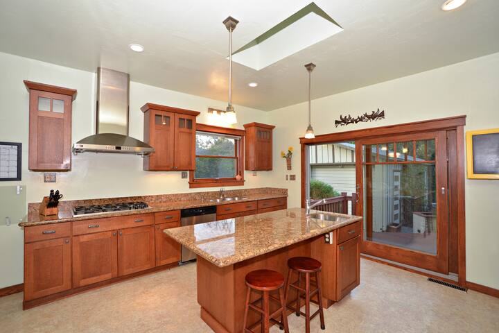 Downtown Mtn View Private Home with Hot Tub gallery image 3