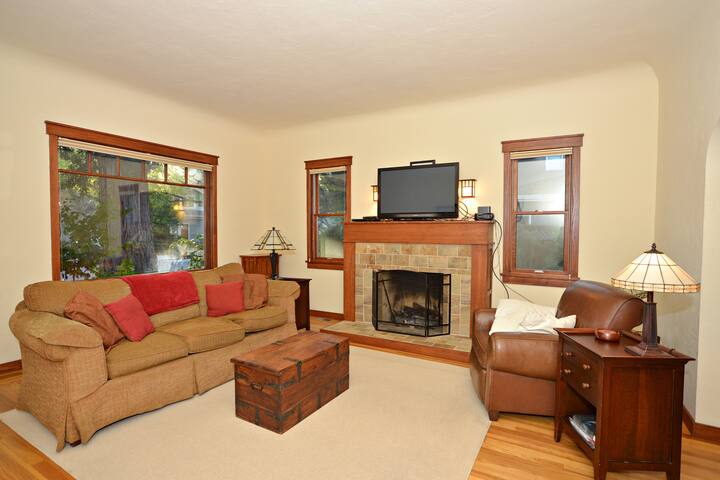 Downtown Mtn View Private Home with Hot Tub gallery image 4