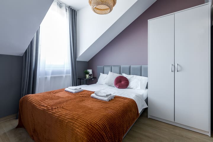 Dormitorio separado n .º 1 con cómoda cama doble. 