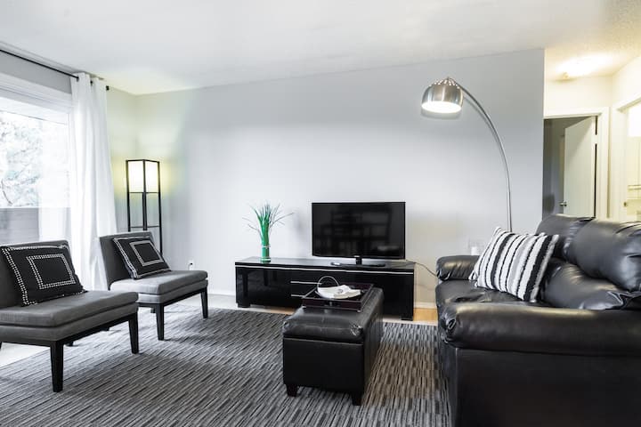 غرفة معيشة مع تلفزيون سامسونج سمارت