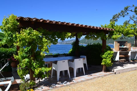 Successful Airbnb property: Detached house on the waterfront in Coti Chiavari