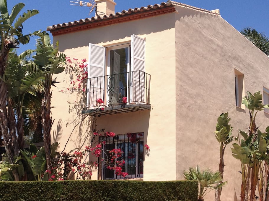 Side view on the house and masterroom balcony