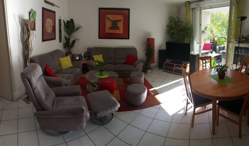 Spacieux appartement climatisé : Piscine/Terrasse gallery image 3