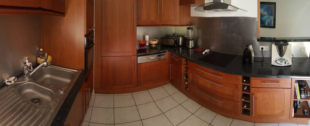 Spacieux appartement climatisé : Piscine/Terrasse gallery image 4