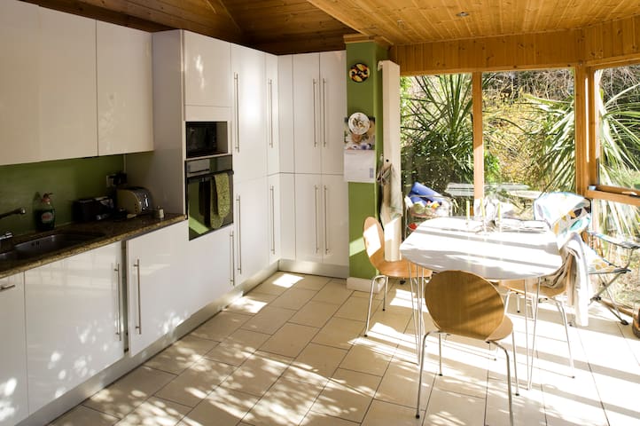 COZY Comfortable Irish Cottage twin room