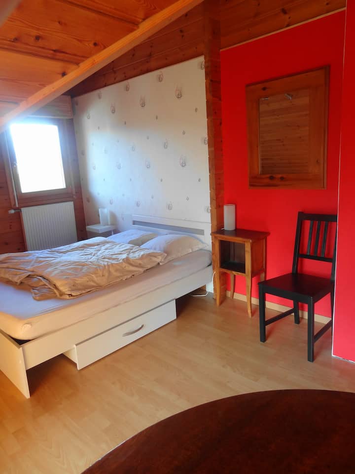 ห้องสีแดง: เตียงคู่ 1 หลัง